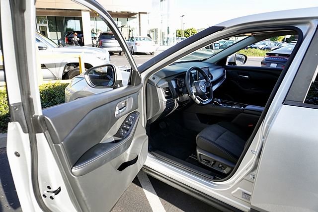 Used 2024 Nissan Rogue SV image 37