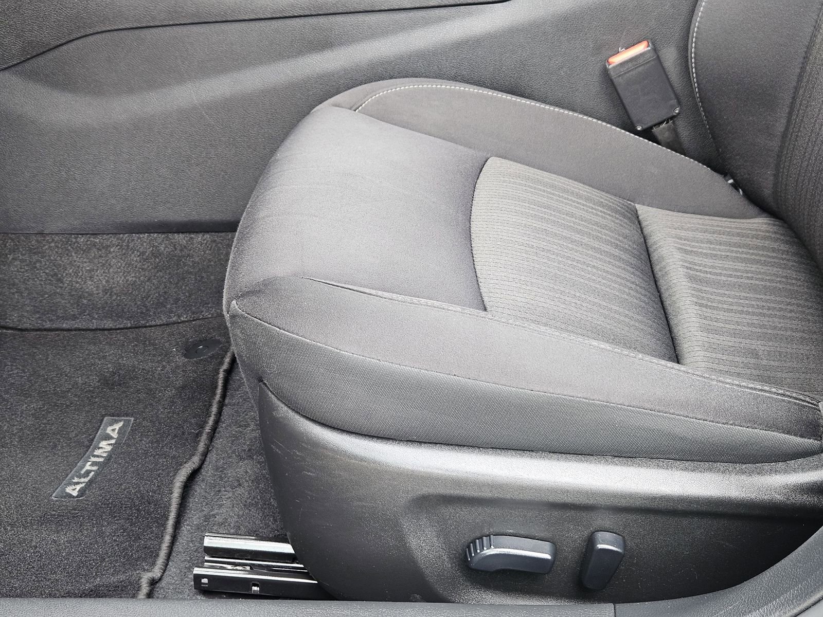 Used 2024 Nissan Altima 2.5 SV FWD image 31