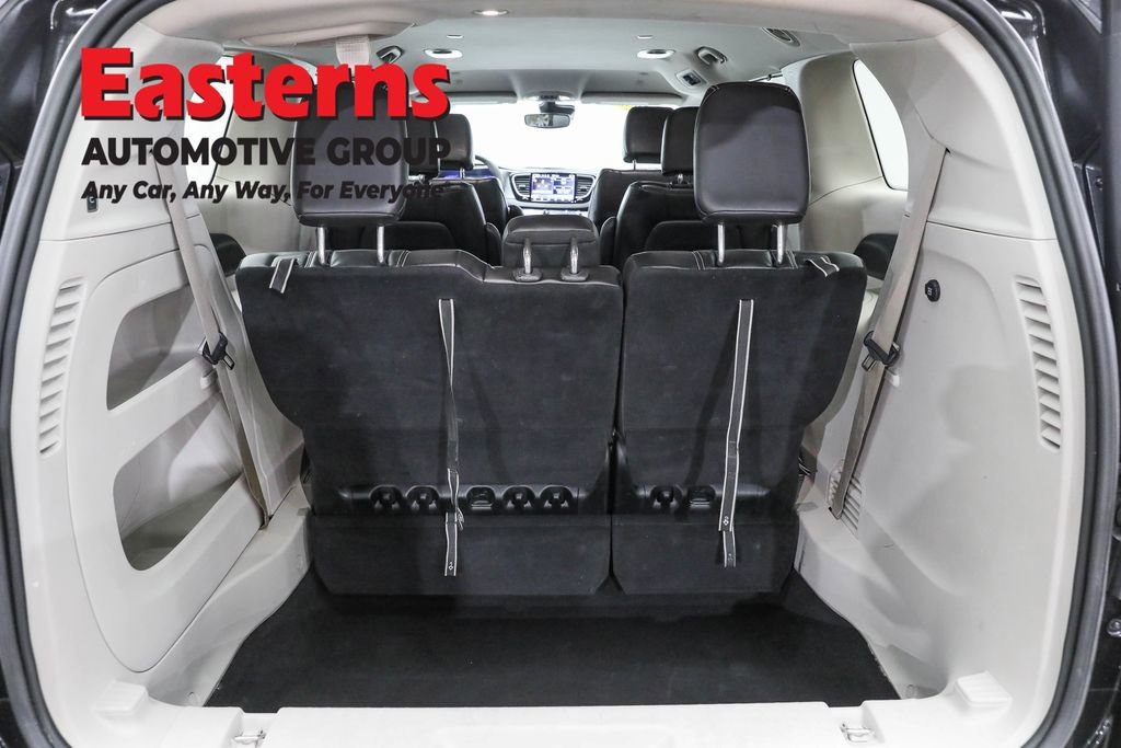 Used 2023 Chrysler Pacifica Touring-L image 9