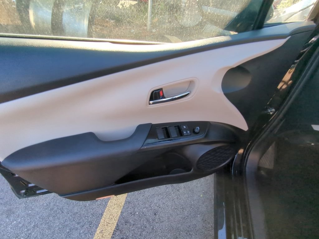 Used 2022 Toyota Prius LE FWD image 8