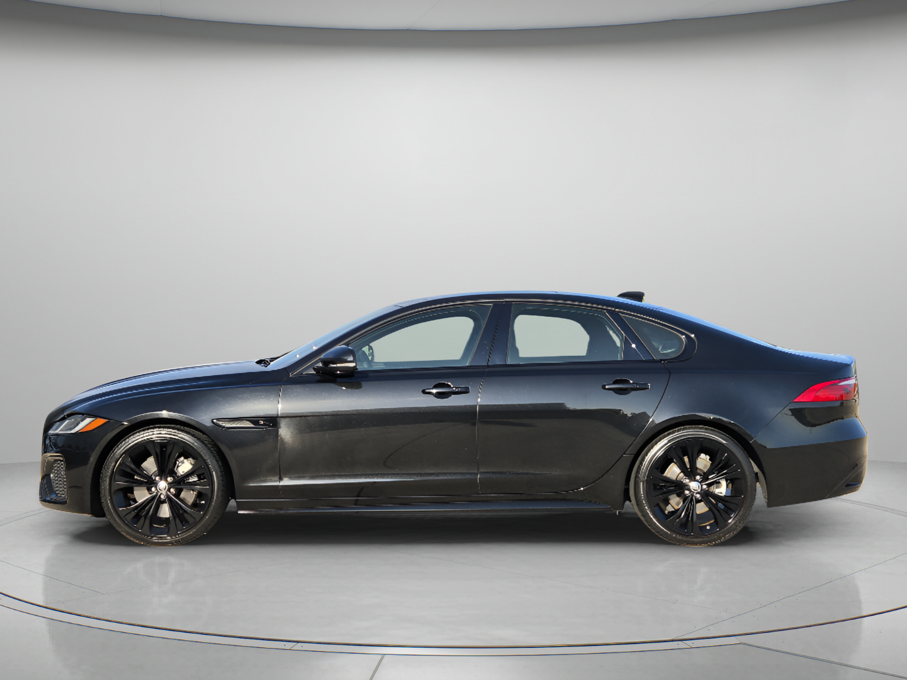 Certified 2024 Jaguar XF R-Dynamic SE AWD/4WD image 2