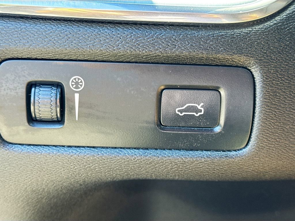 Used 2018 Volvo XC60 T6 Momentum w/ Vision Package AWD/4WD image 11