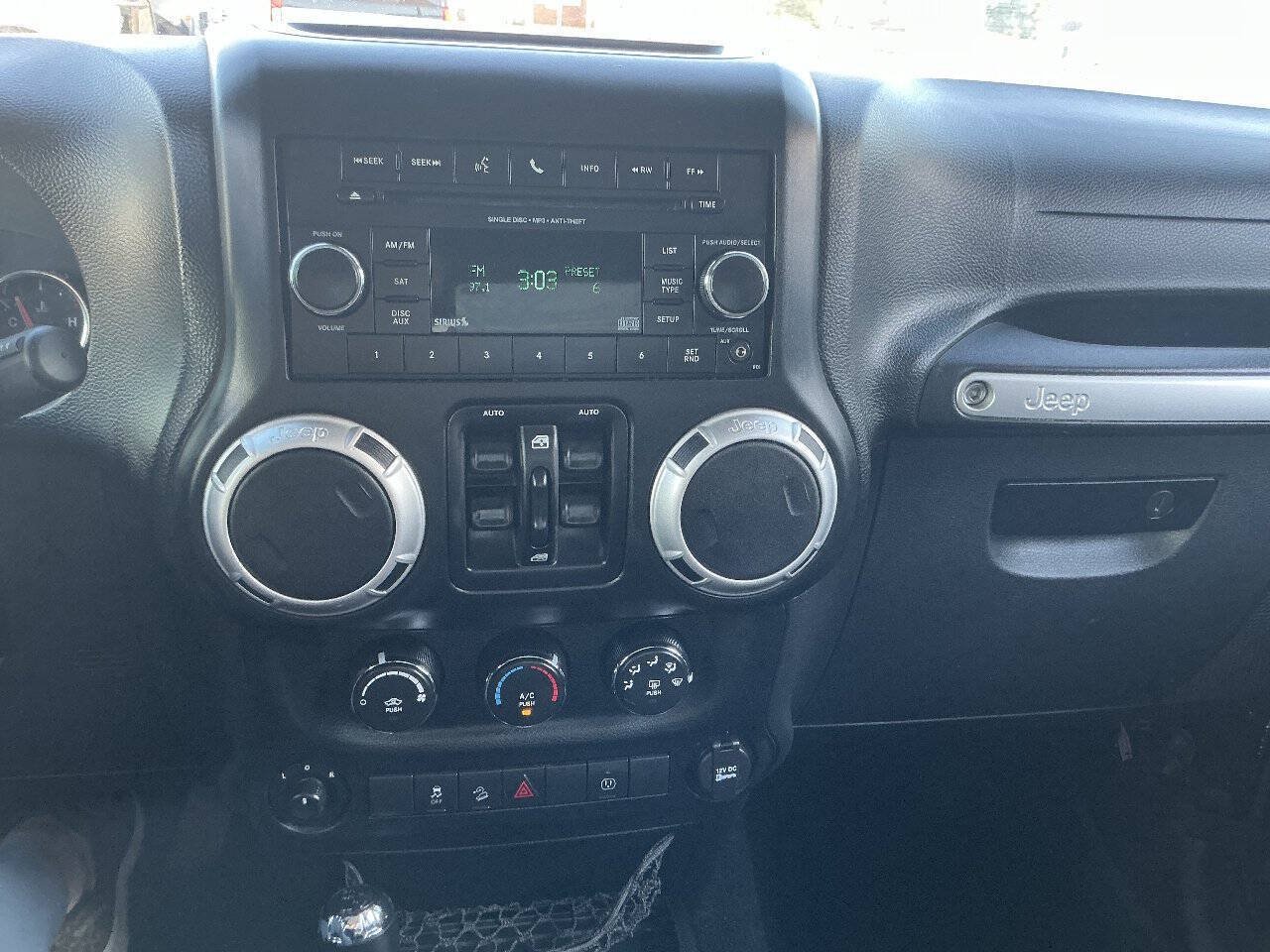Used 2014 Jeep Wrangler Unlimited Sahara w/ Connectivity Group AWD/4WD image 19
