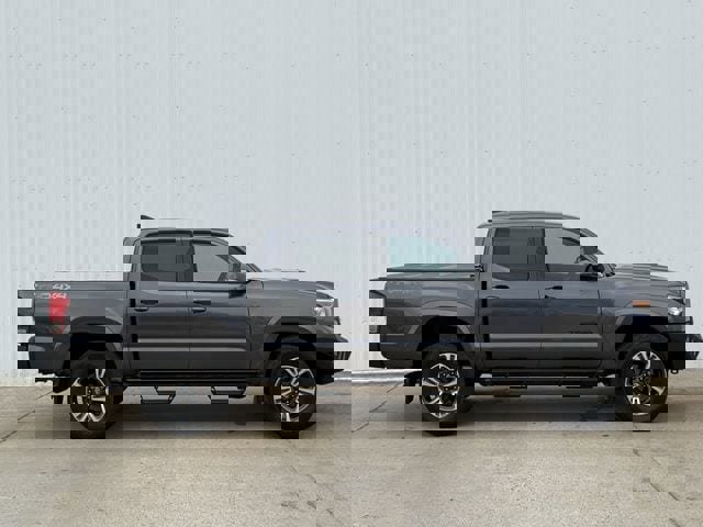 Used 2019 Toyota Tacoma TRD Sport w/ Technology Package image 3