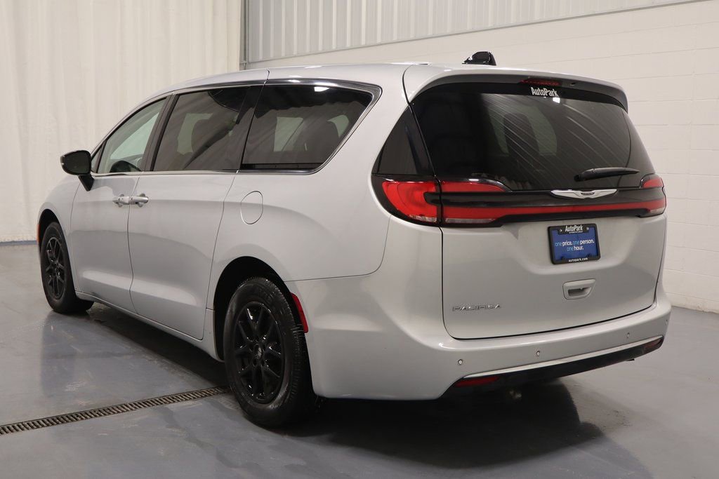 Certified 2024 Chrysler Pacifica Touring-L image 8