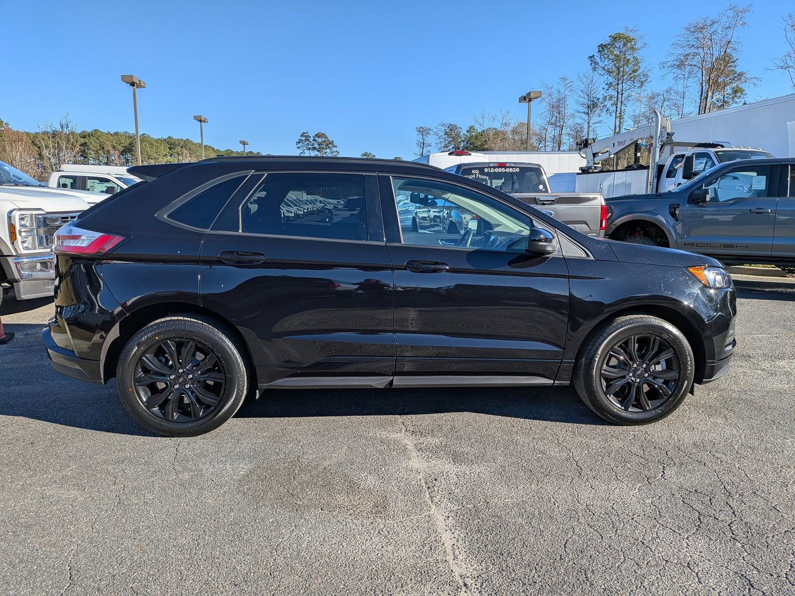 Certified 2022 Ford Edge SE w/ Black Appearance Package image 3