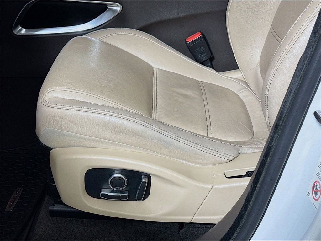 Used 2019 Jaguar F-PACE Prestige image 18