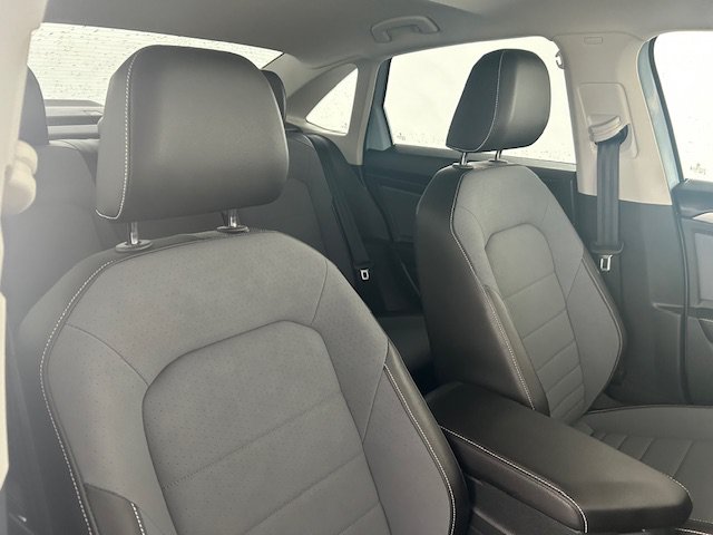 Used 2025 Volkswagen Jetta SE FWD image 11