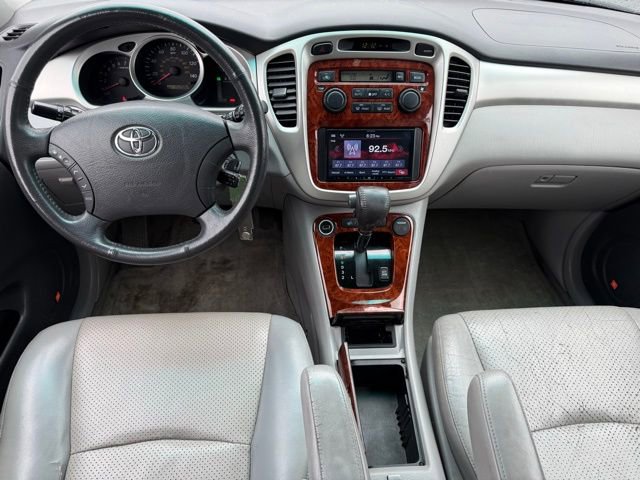 Used 2005 Toyota Highlander 4WD V6 w/ 3rd Row image 12