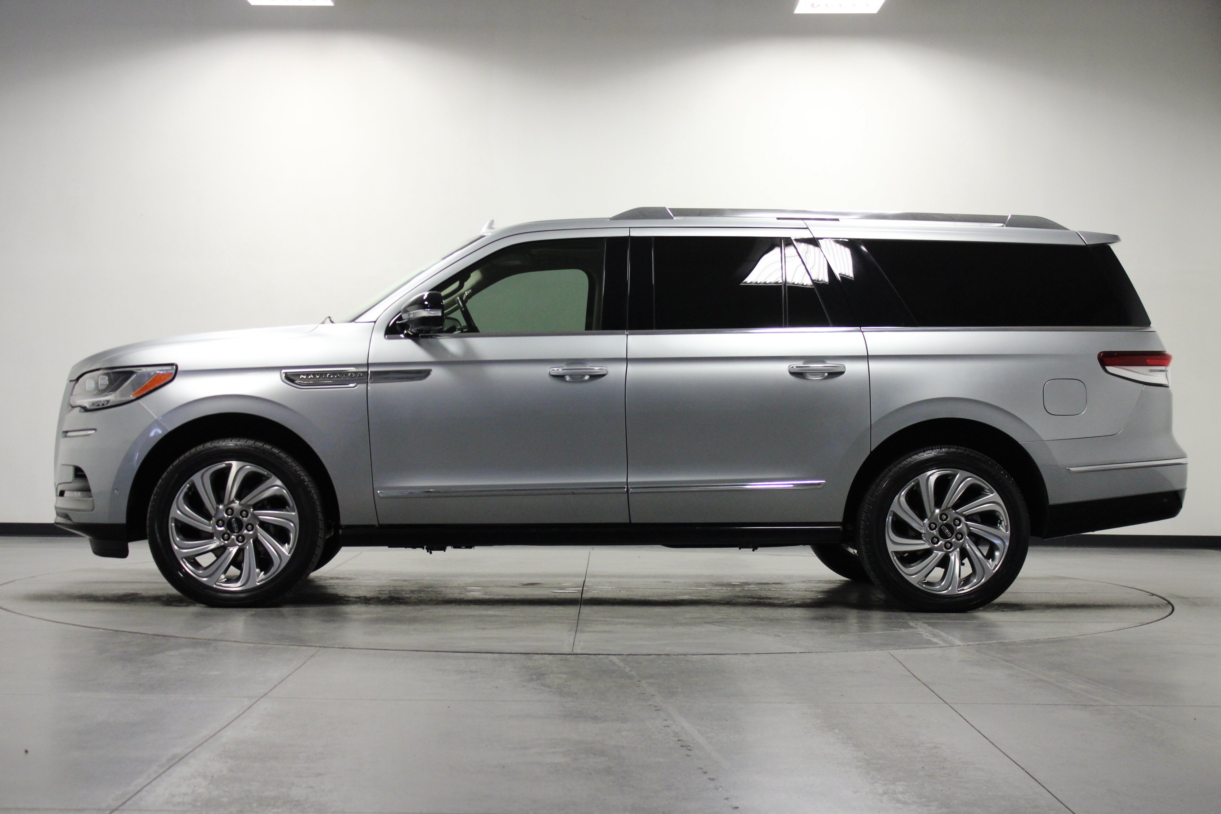 Used 2024 Lincoln Navigator L Reserve AWD/4WD image 7