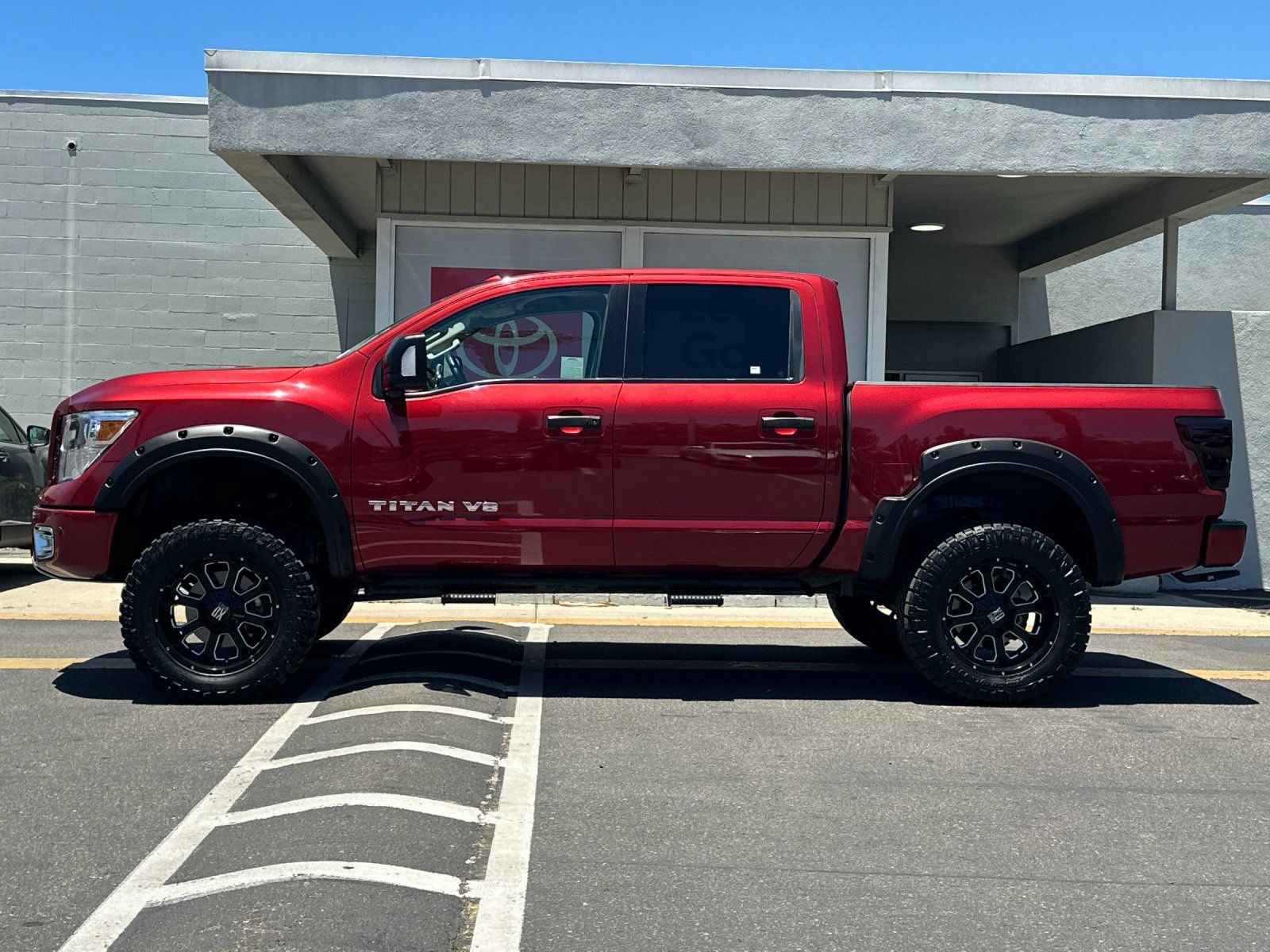 Used 2018 Nissan Titan PRO-4X w/ Pro-4x Utility Package AWD/4WD image 2