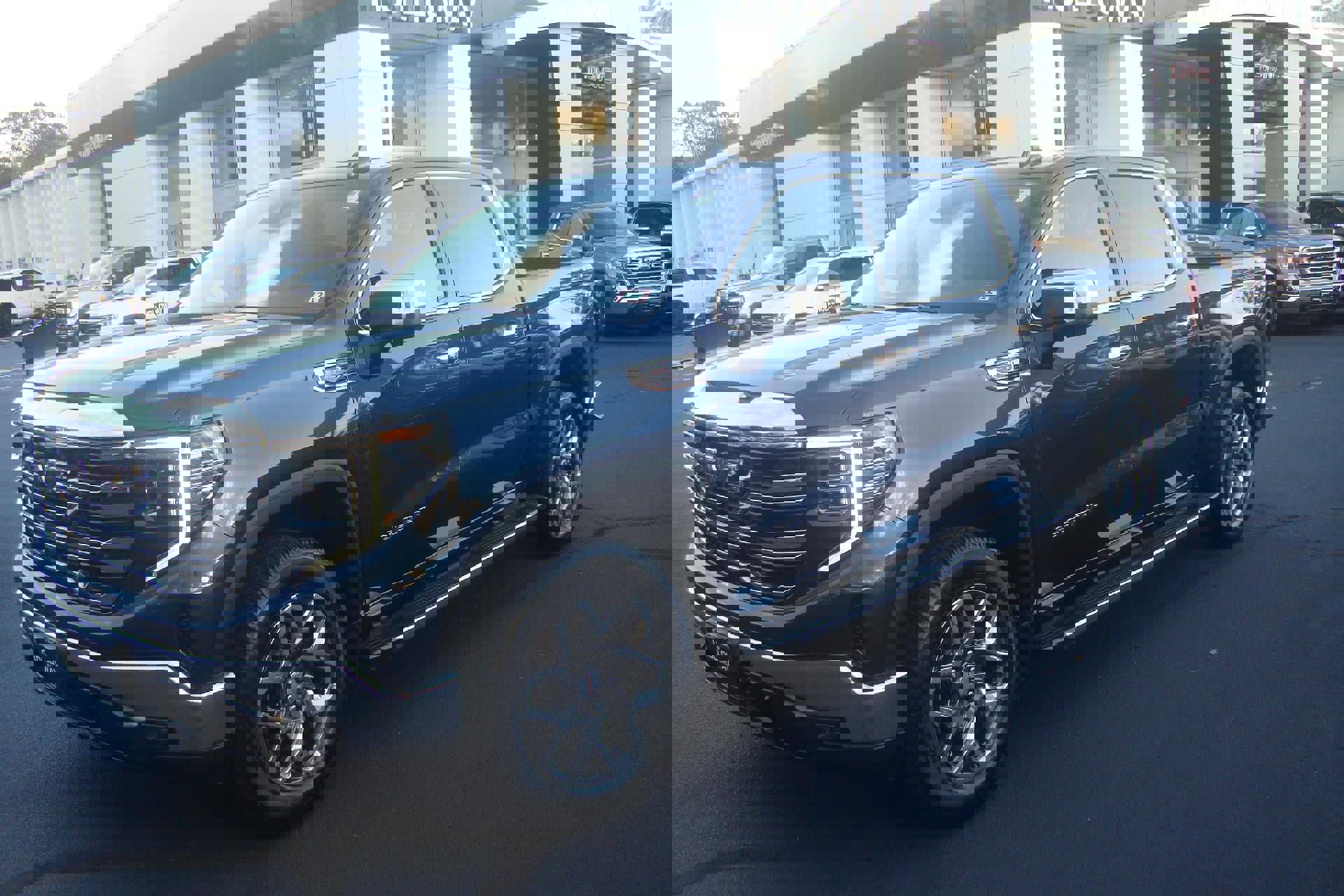 Used 2022 GMC Sierra 1500 SLT w/ SLT Convenience Package image 1