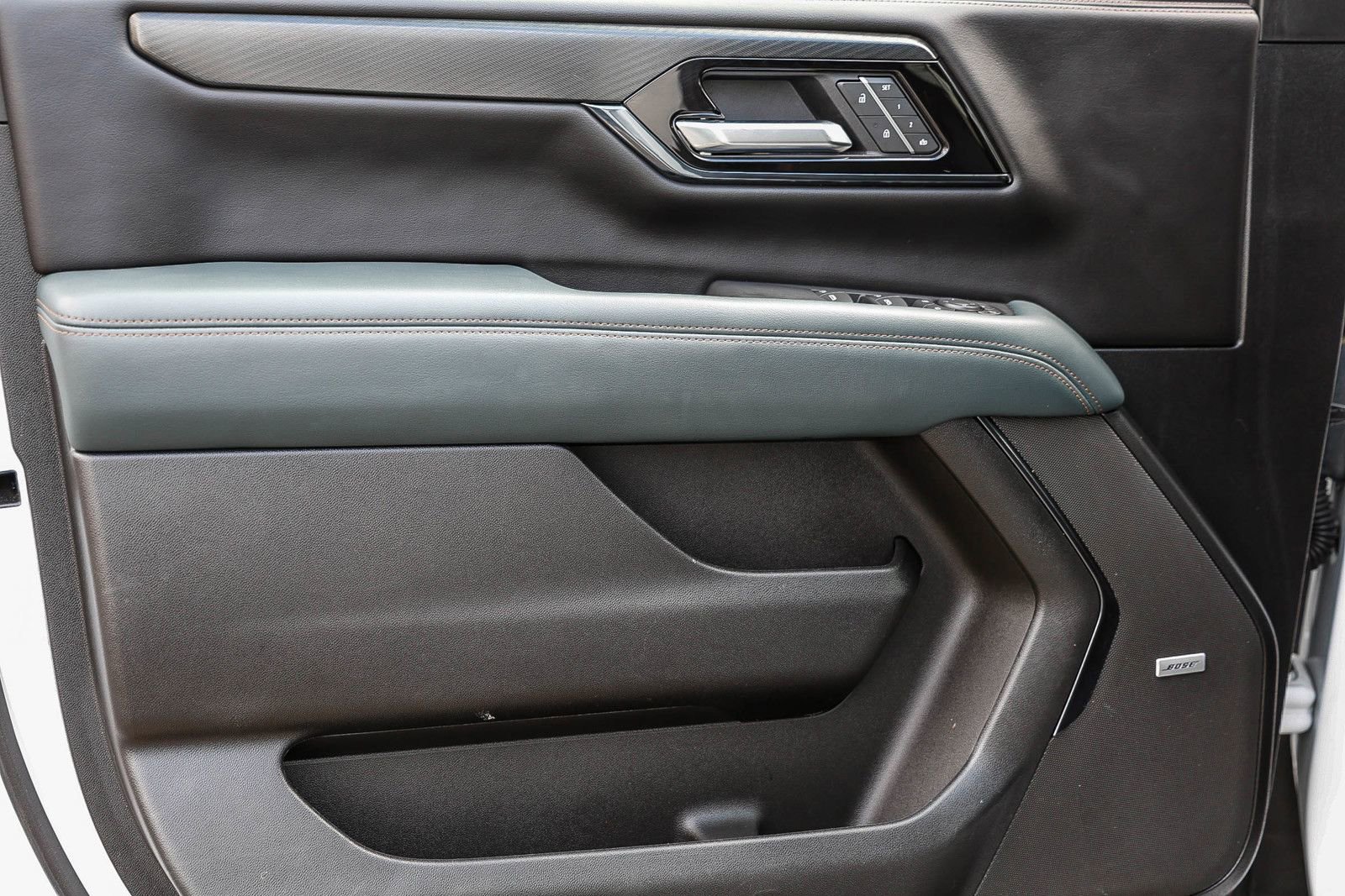 Used 2025 GMC Yukon XL AT4 image 21