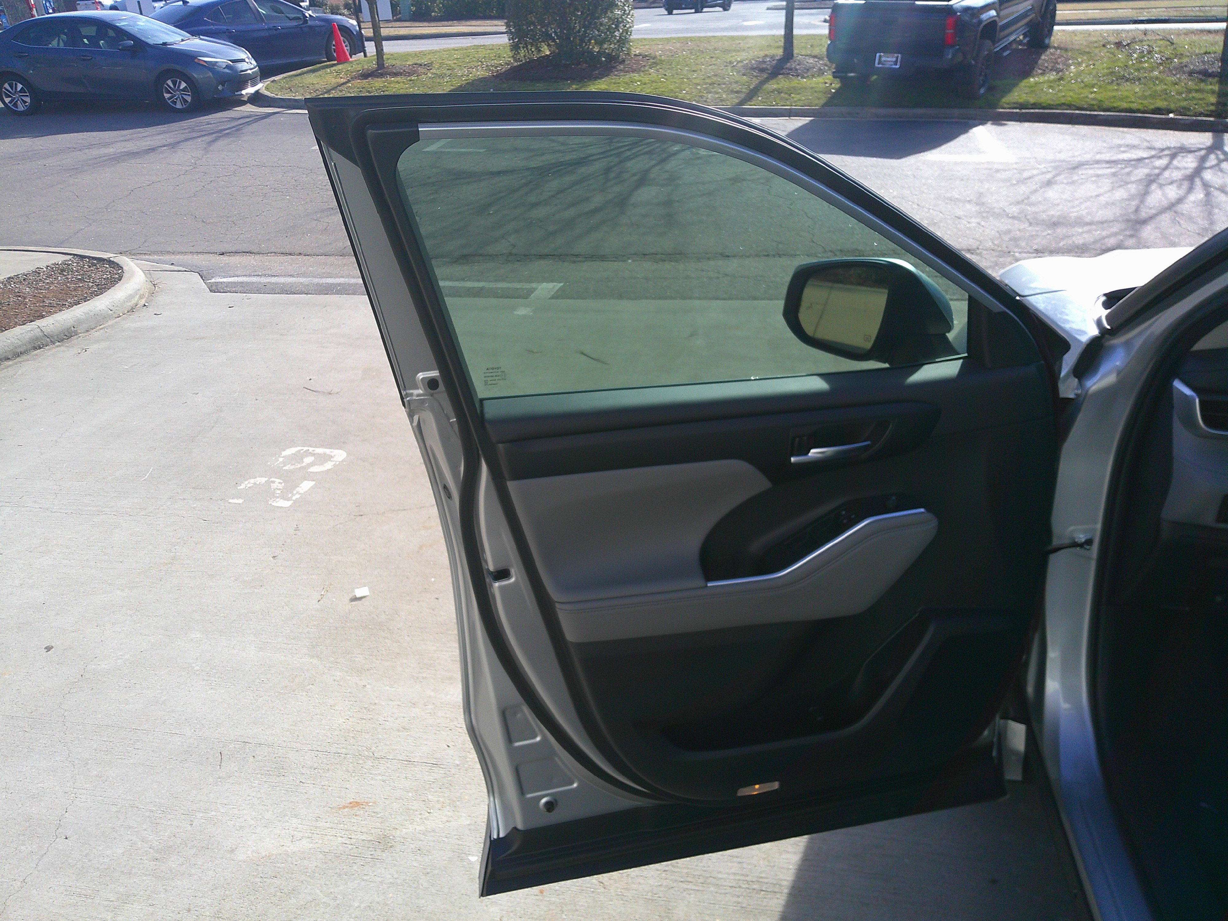 Used 2024 Toyota Highlander XLE image 17