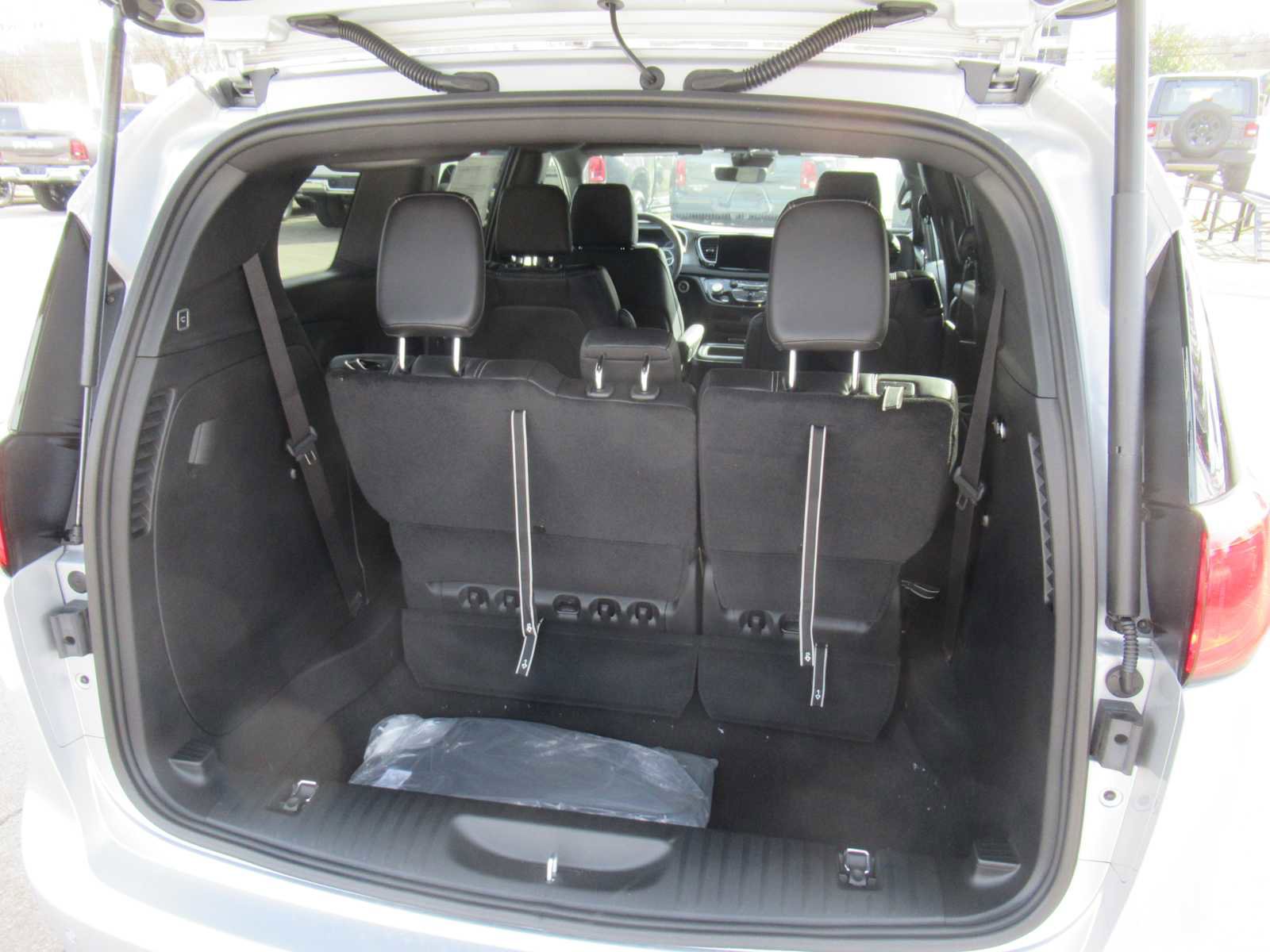 New 2026 Chrysler Voyager LX image 5