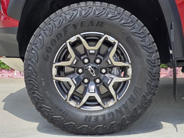 Used 2025 Chevrolet Colorado ZR2 w/ Technology Package AWD/4WD image 14