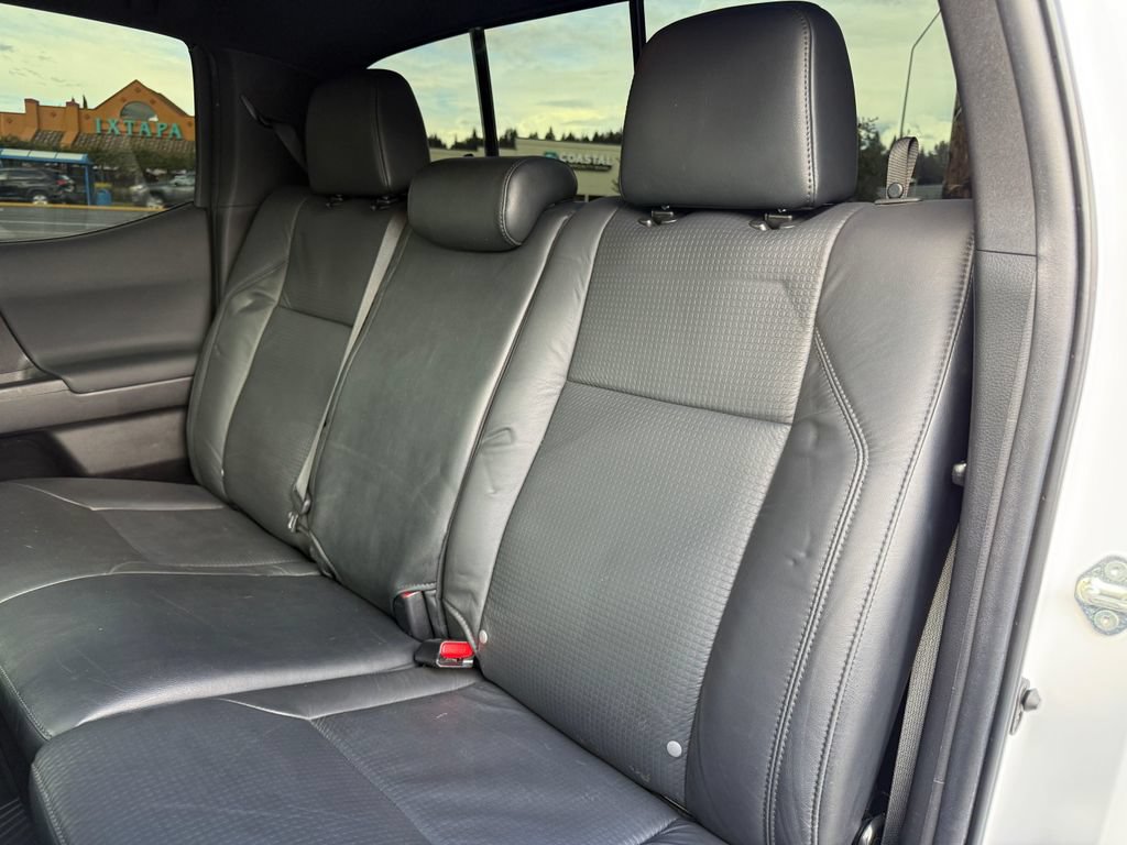 Used 2022 Toyota Tacoma TRD Off-Road w/ TRD Premium Off Road Package AWD/4WD image 32