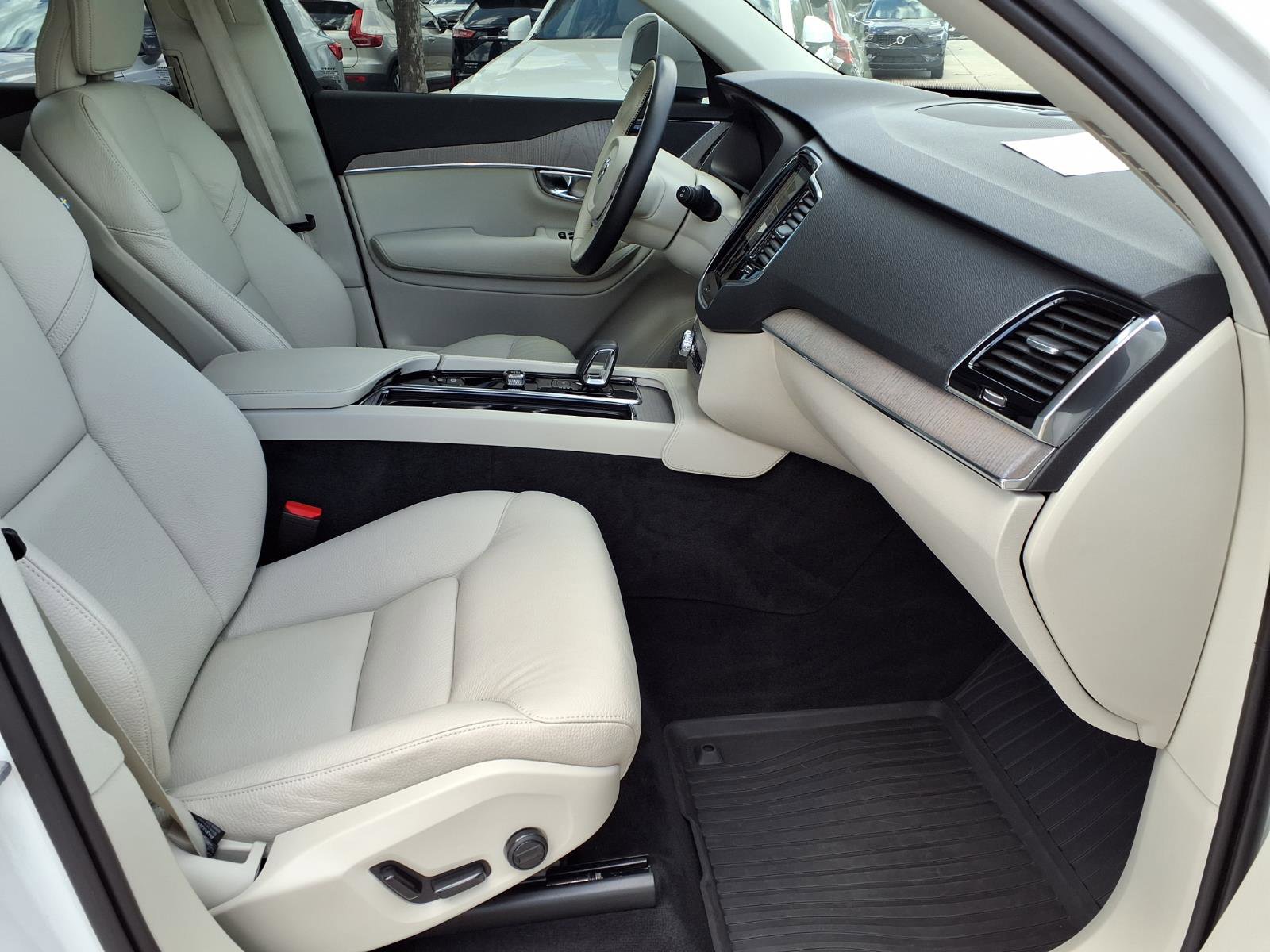 Certified 2025 Volvo XC90 T8 Plus w/ Protection Package Premier AWD/4WD image 11