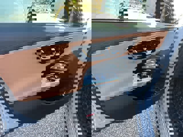 Used 2025 Mercedes-Benz E 350 4MATIC Sedan image 3