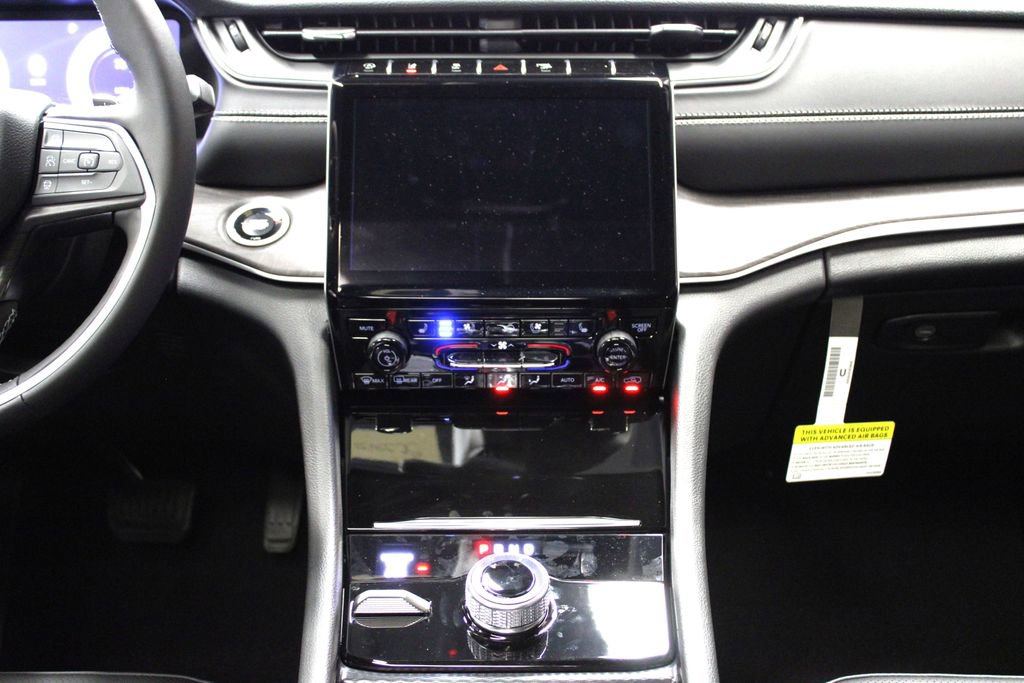 New 2025 Jeep Grand Cherokee Limited w/ Luxury Tech Group II image 13