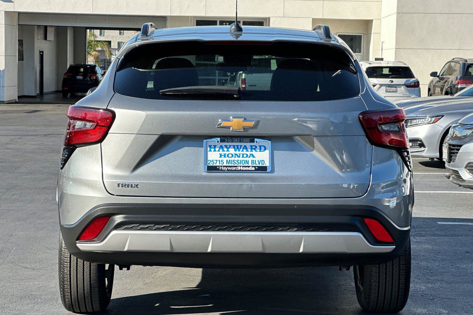 Used 2025 Chevrolet Trax LT w/ LT Convenience Package image 4