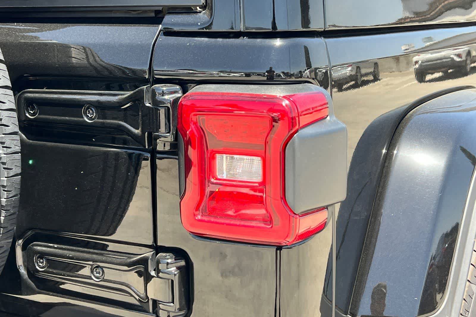 Used 2025 Jeep Wrangler Unlimited Sahara AWD/4WD image 13