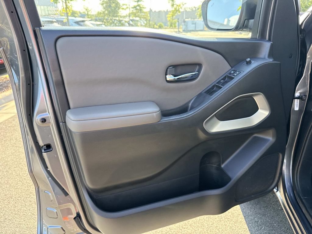 Used 2022 Nissan Frontier SV w/ Technology Package AWD/4WD image 9
