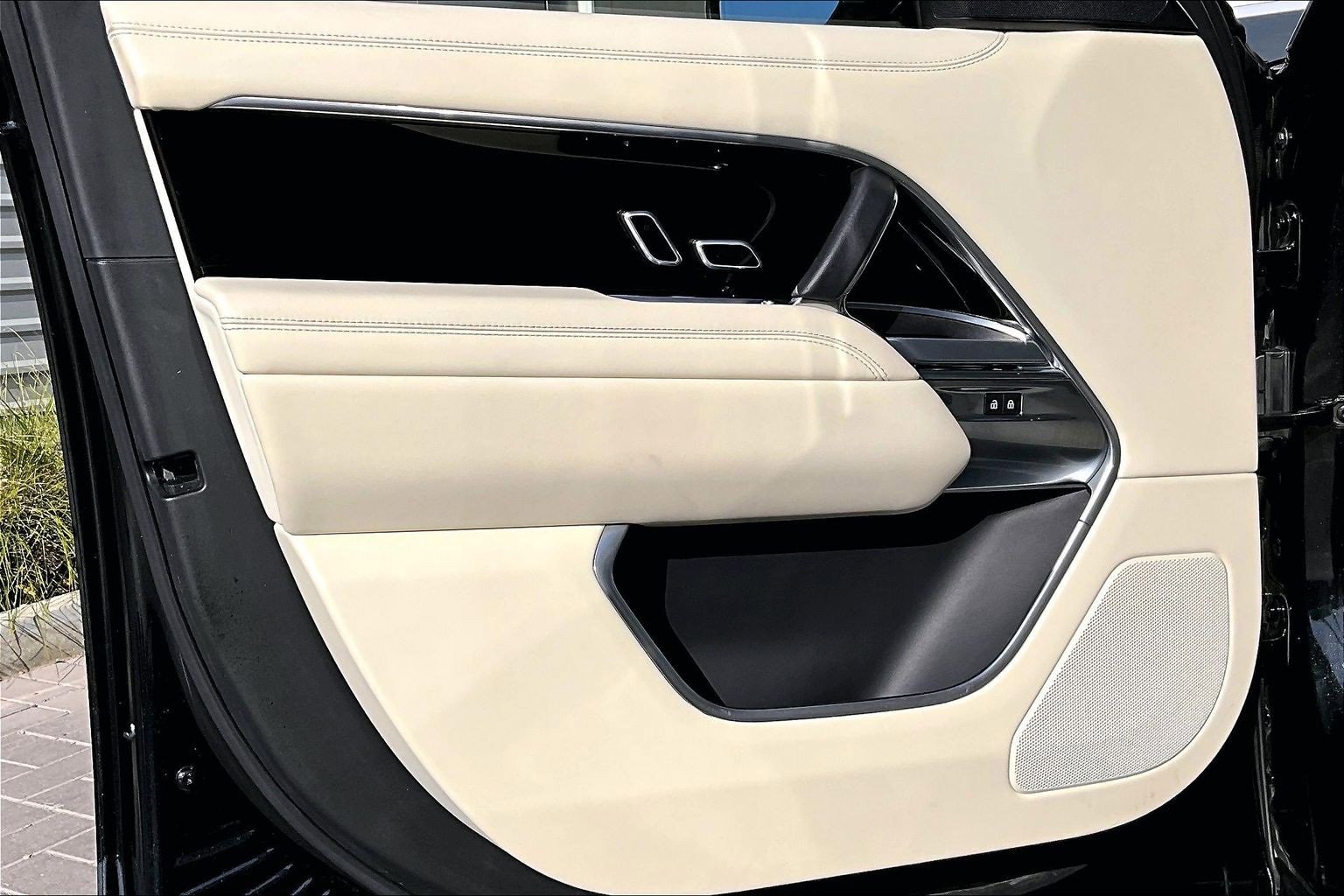 Used 2023 Land Rover Range Rover Long Wheelbase SE image 22