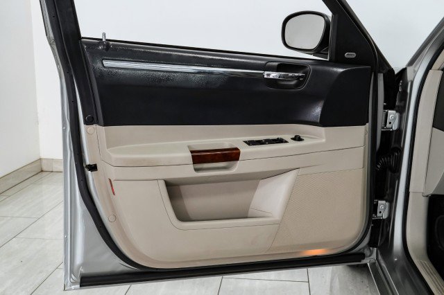 Used 2006 Chrysler 300 Touring image 38