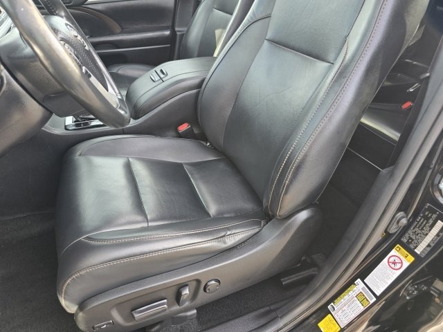 Used 2019 Toyota Highlander XLE AWD/4WD image 16