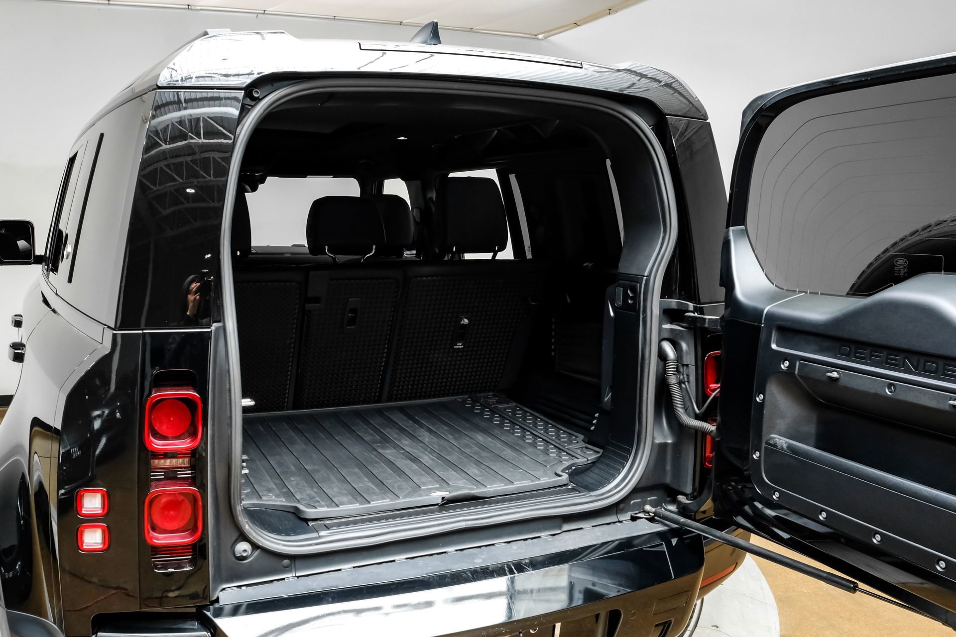 Used 2023 Land Rover Defender 110 SE image 56