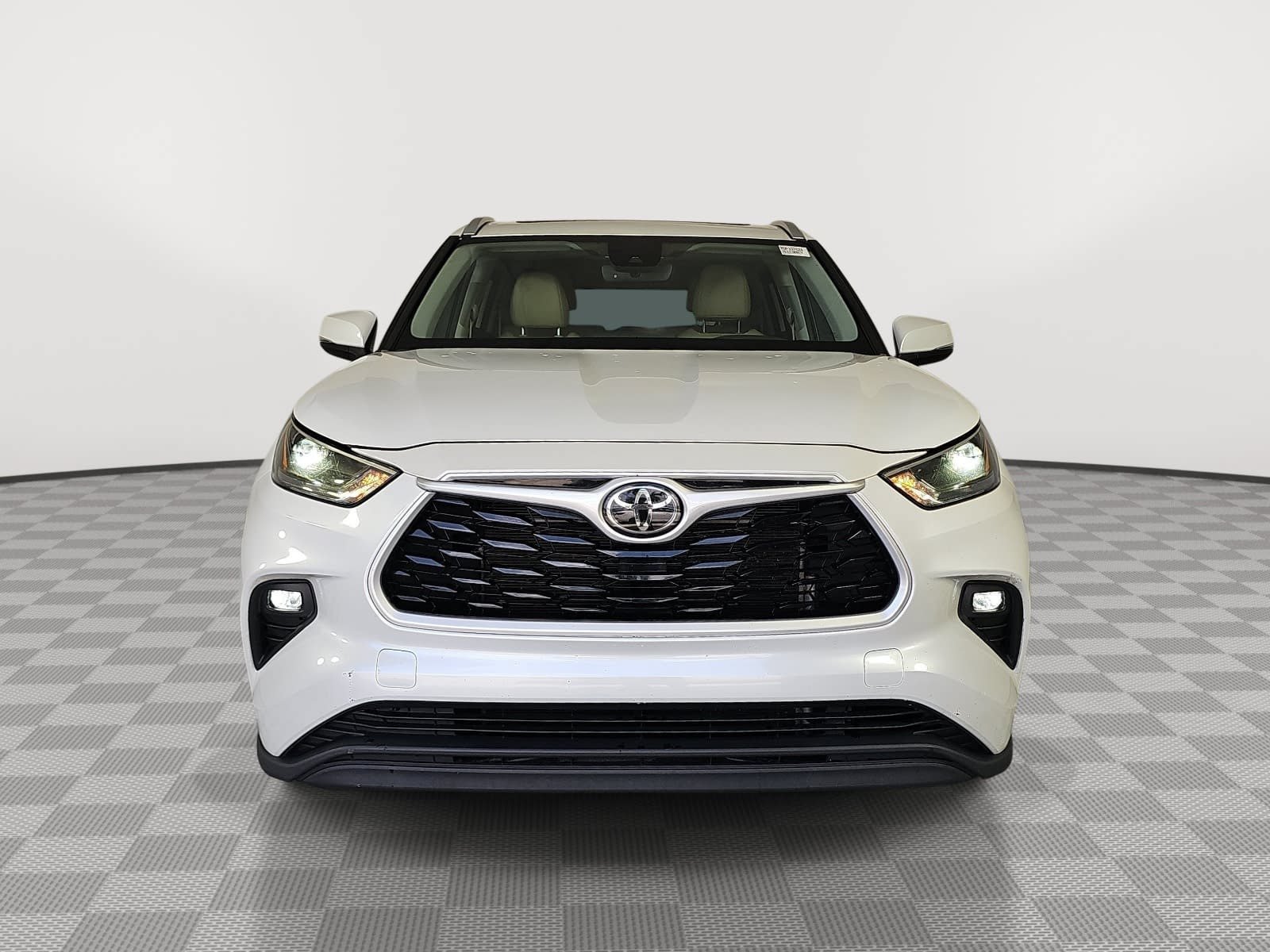 Used 2023 Toyota Highlander XLE FWD image 3