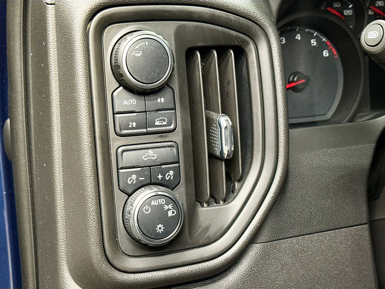 Used 2023 Chevrolet Silverado 1500 Custom AWD/4WD image 12