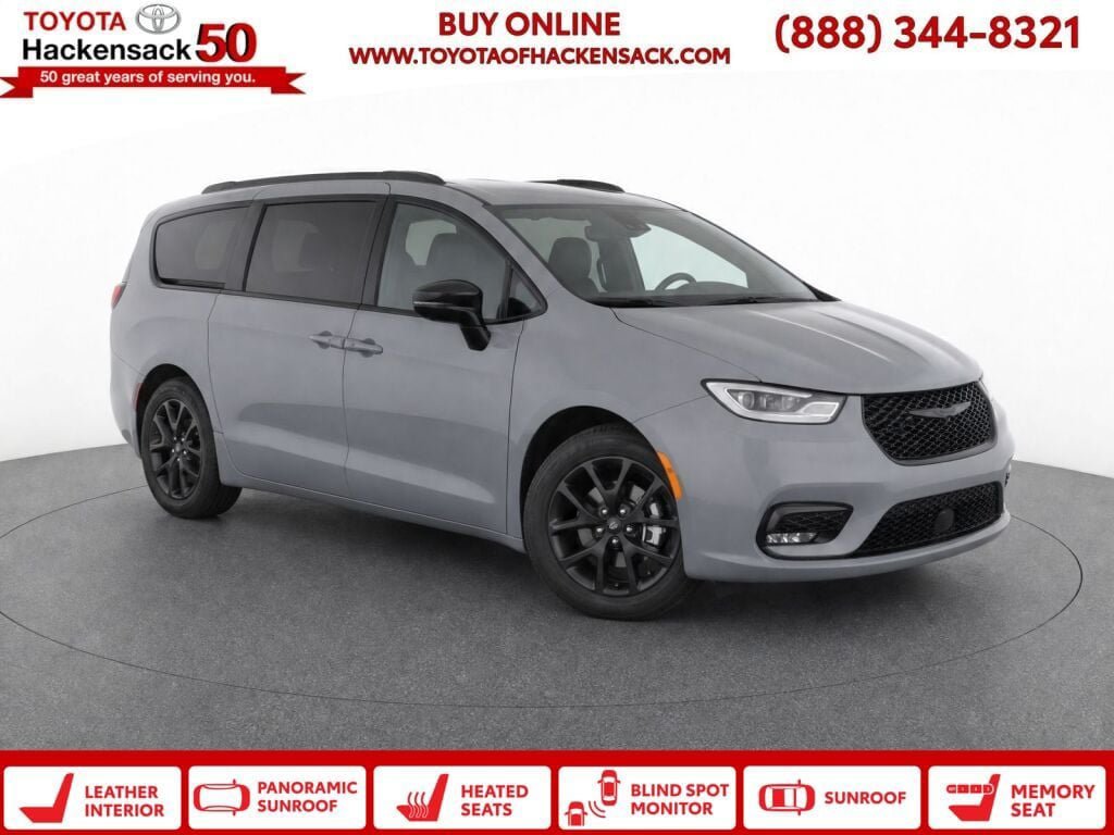 Used 2025 Chrysler Pacifica Limited FWD image 1