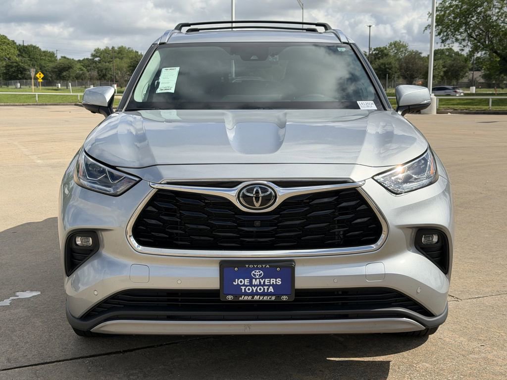 Used 2024 Toyota Highlander Platinum FWD image 3