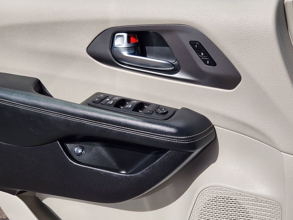 Used 2022 Chrysler Pacifica Touring-L w/ Uconnect Theater Family Group image 13