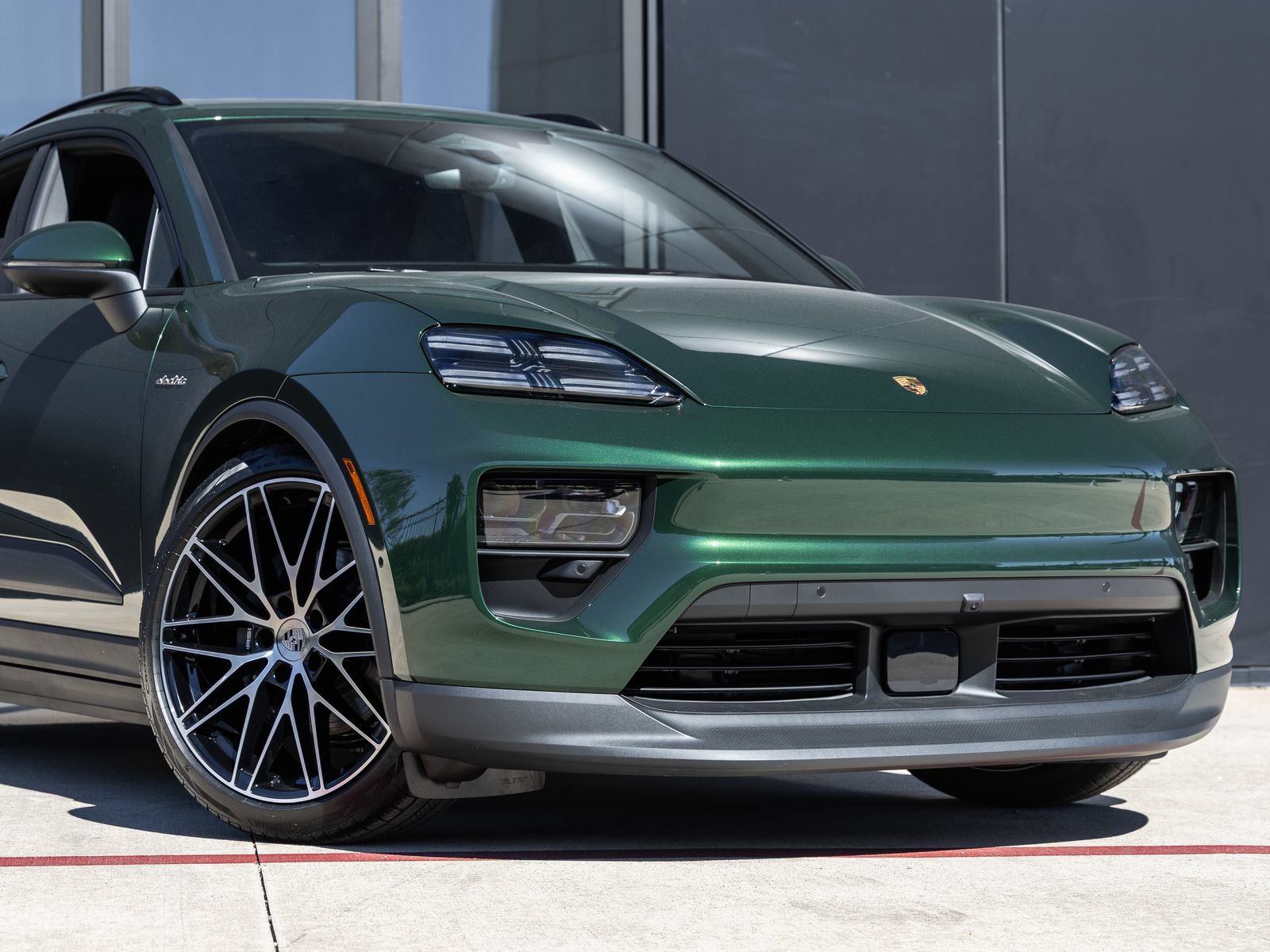 Certified 2025 Porsche Macan Electric RWD image 9