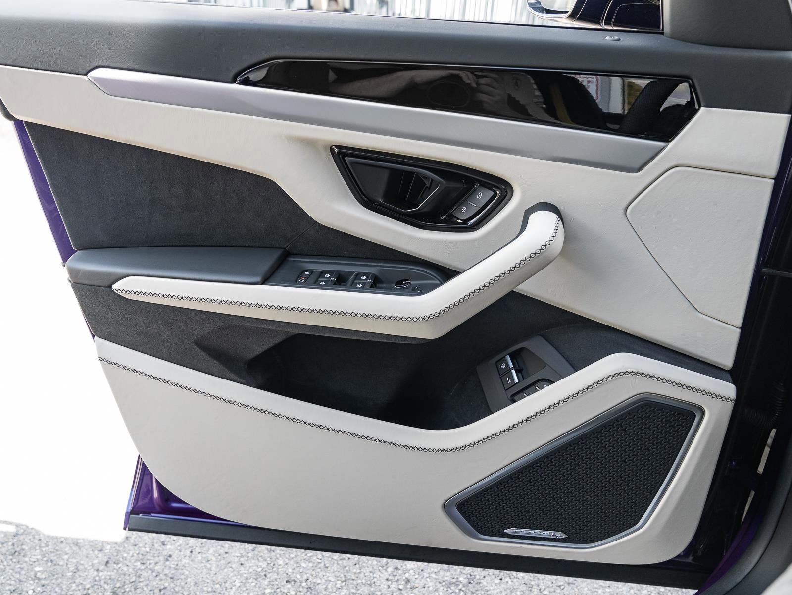 Used 2025 Lamborghini Urus SE image 38