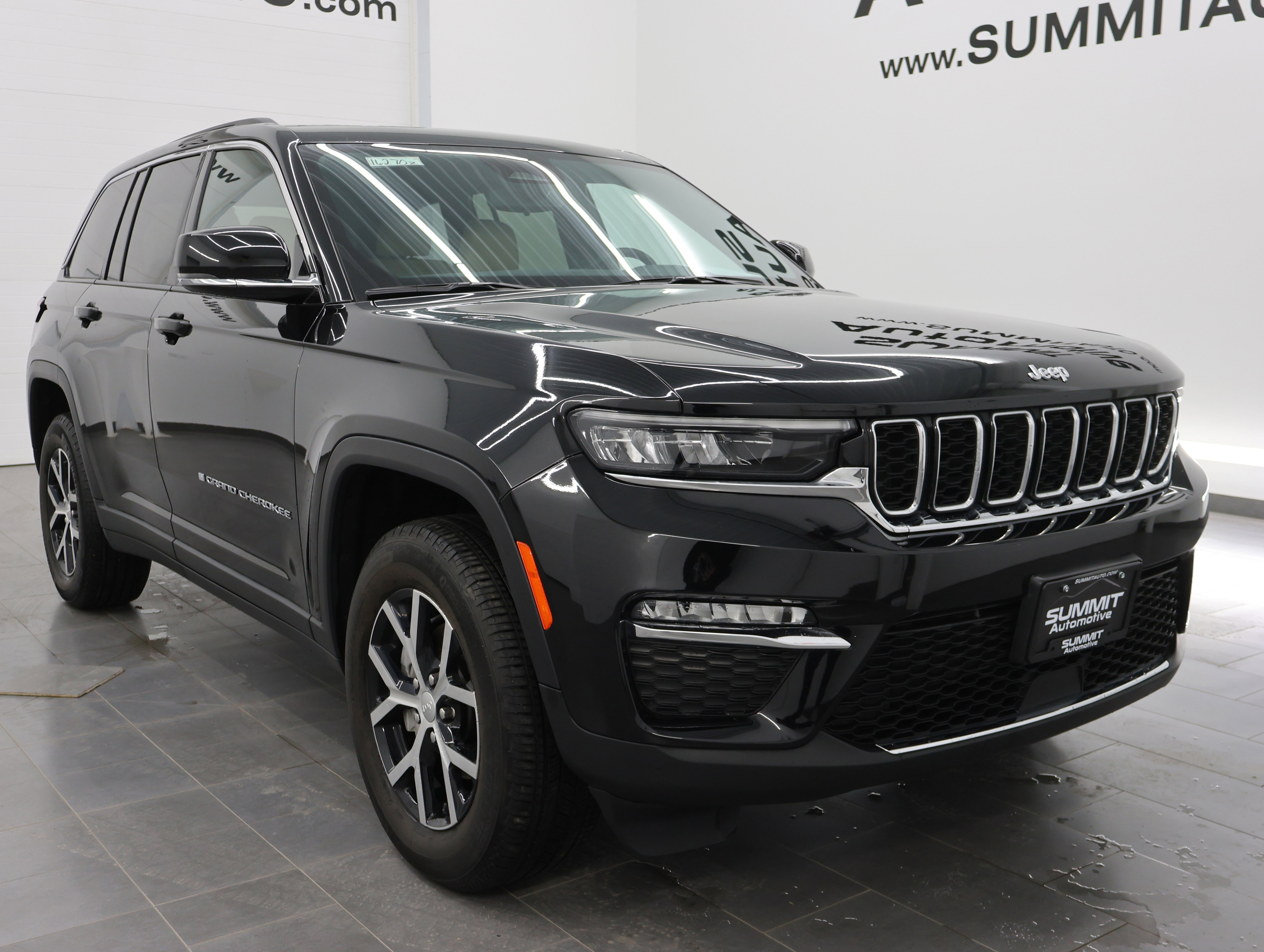 Used 2023 Jeep Grand Cherokee Limited image 2