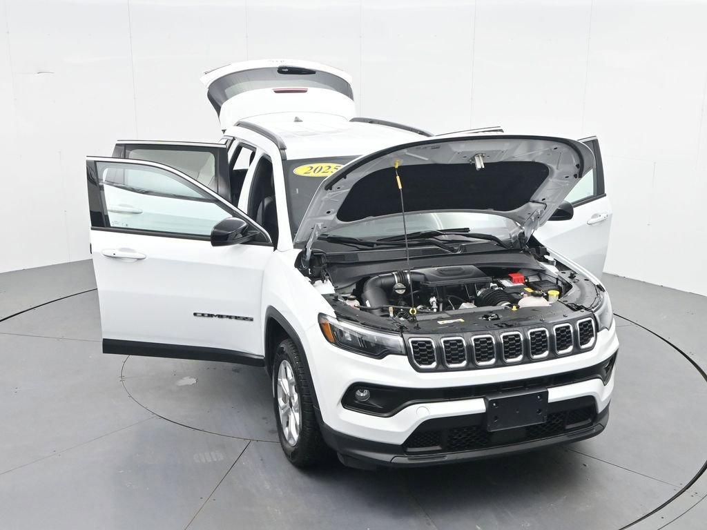 Used 2025 Jeep Compass Latitude image 32