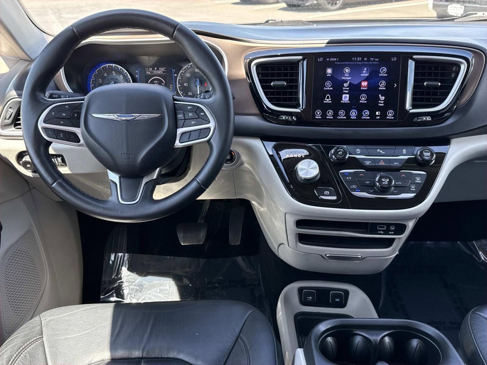 Used 2017 Chrysler Pacifica Touring-L FWD image 8