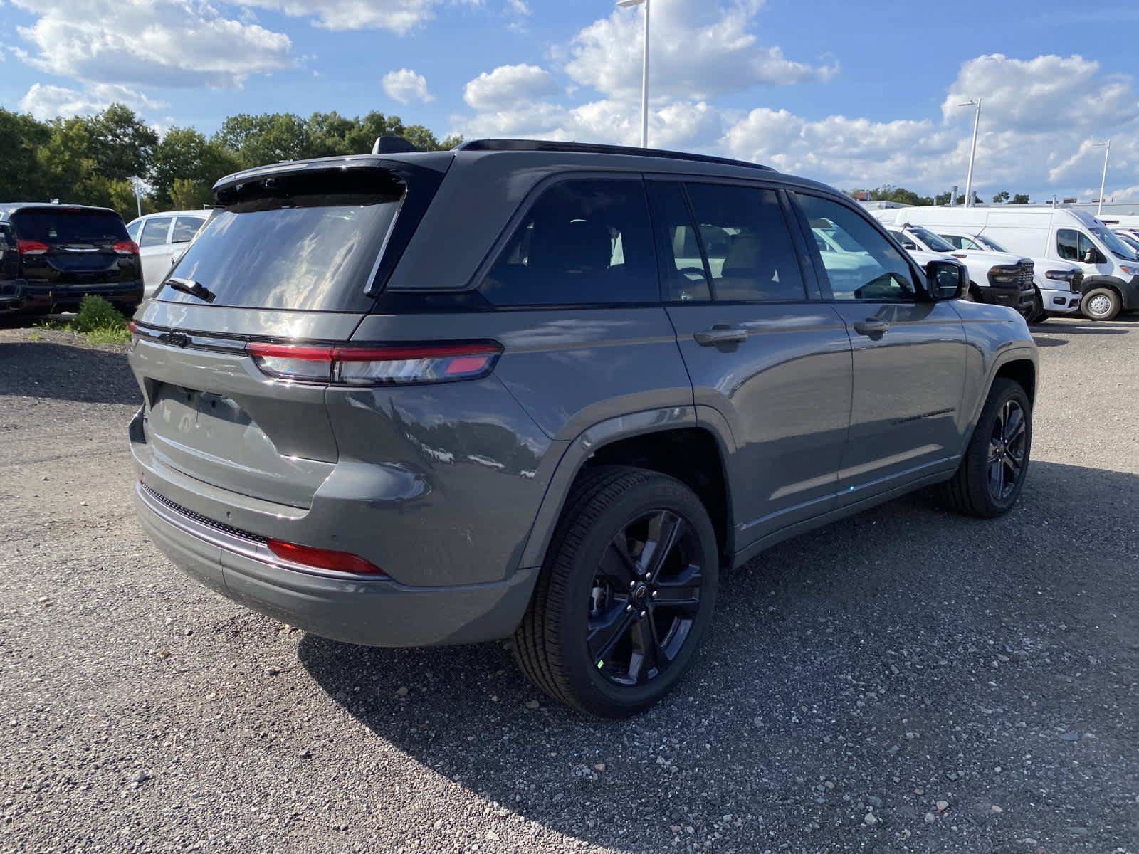 New 2027 Jeep Grand Cherokee Limited AWD/4WD image 3
