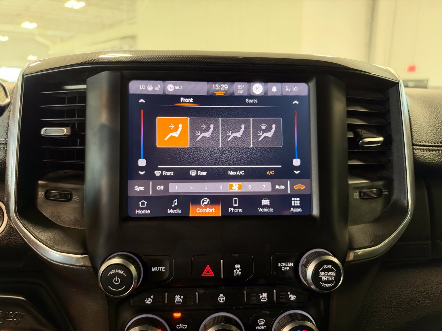 Used 2022 RAM 2500 Laramie w/ Night Edition AWD/4WD image 28