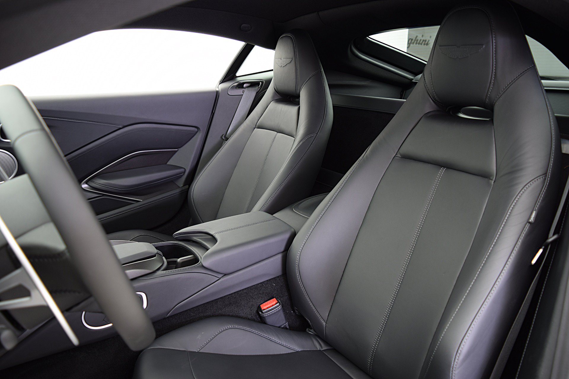 Used 2023 Aston Martin V8 Vantage Roadster RWD image 31