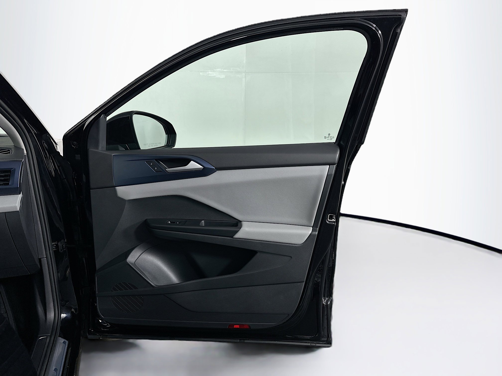 Used 2023 Volkswagen Taos SE w/ Panoramic Sunroof Package FWD image 31