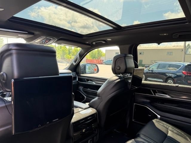 Used 2022 Jeep Wagoneer Series III w/ Premium Group I AWD/4WD image 3