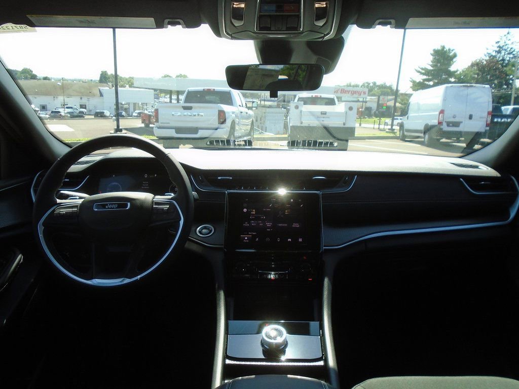 New 2025 Jeep Grand Cherokee L Laredo image 12