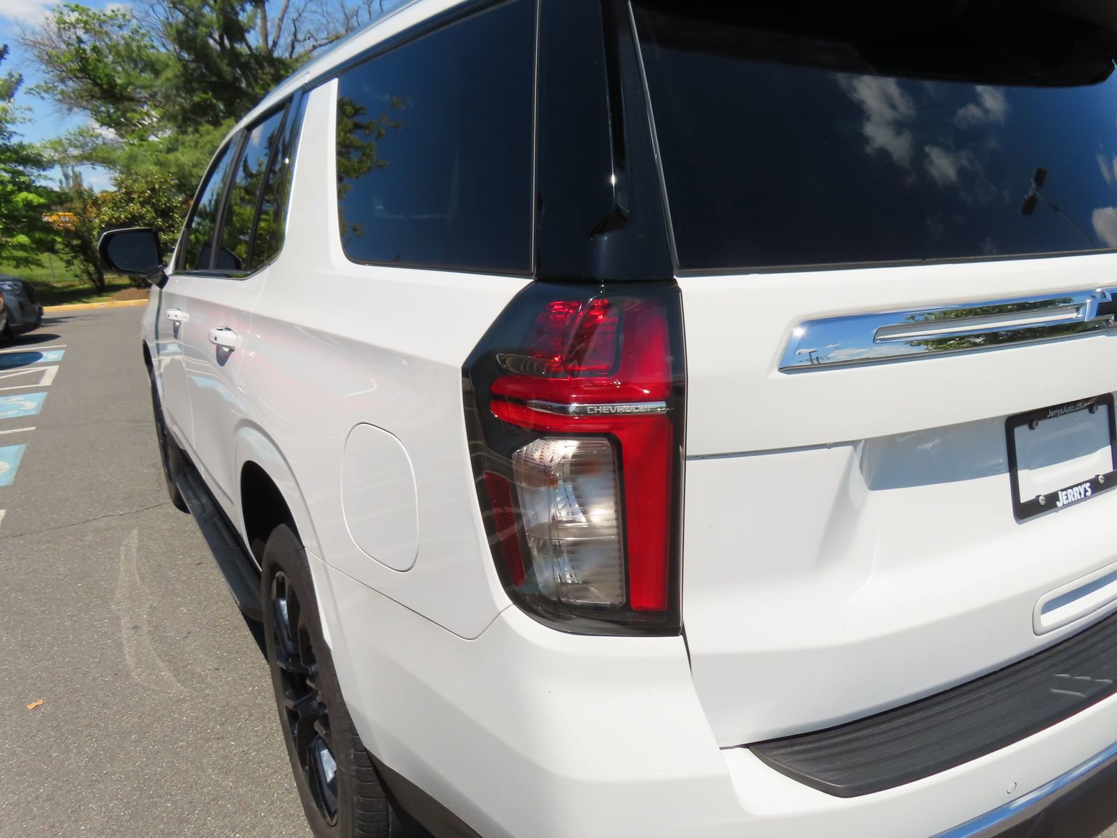 Used 2022 Chevrolet Tahoe LT w/ Luxury Package AWD/4WD image 11