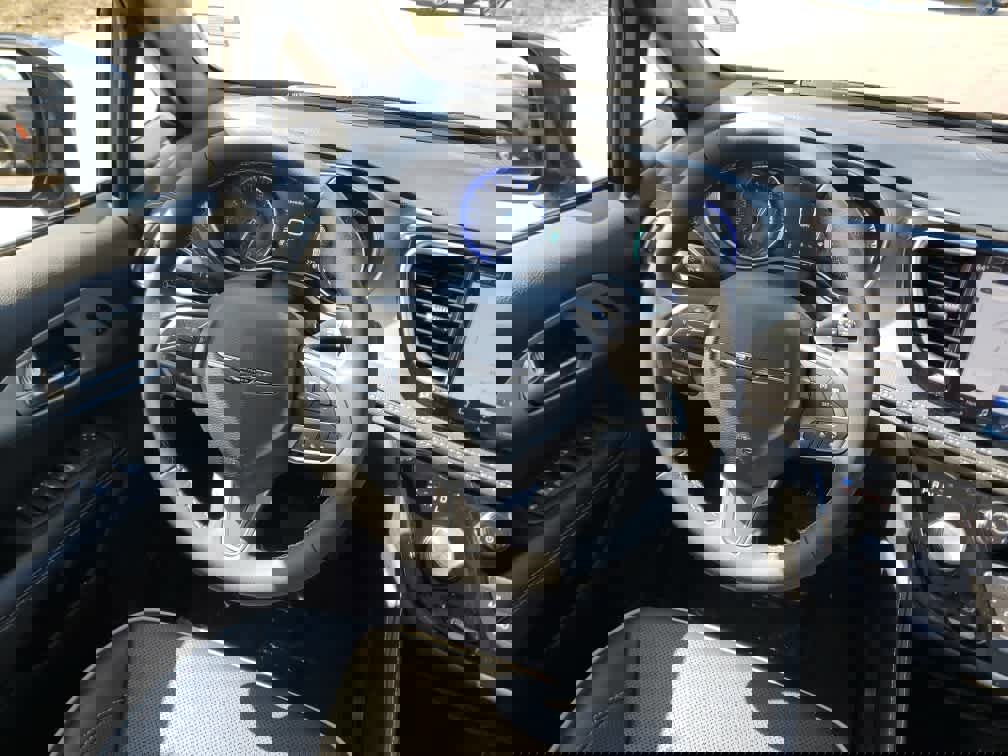 Used 2026 Chrysler Pacifica Limited image 18