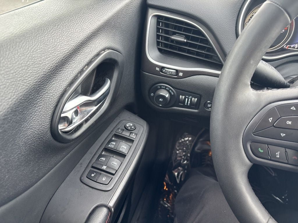 Used 2022 Jeep Cherokee Trailhawk w/ Comfort/Convenience Group AWD/4WD image 21